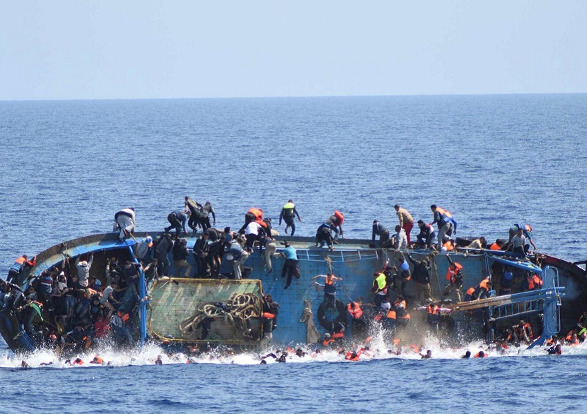 غرق مركب قبالة سواحل إندونيسيا